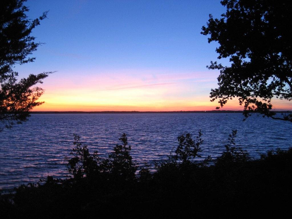Beachfront Cottage auf privater Straße in Bristol (RI), Bristol County