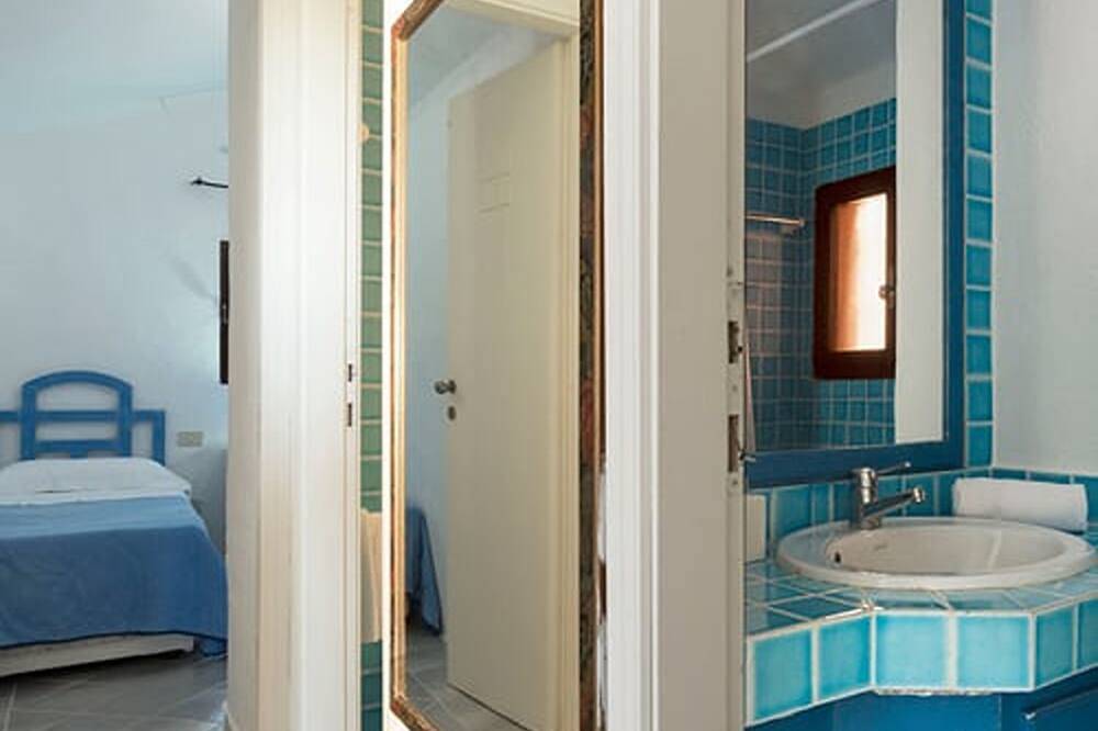 Ganze Wohnung, Apartment am Meer in Baja Sardinia - 6 Betten im August - 150 Meter vom Strand entfernt! in Baja Sardinia, Arzachena