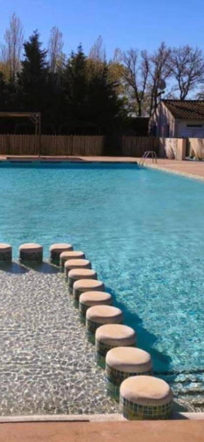 Camping pour 5 personnes, avec Terrasse ainsi que Jardin et Piscine