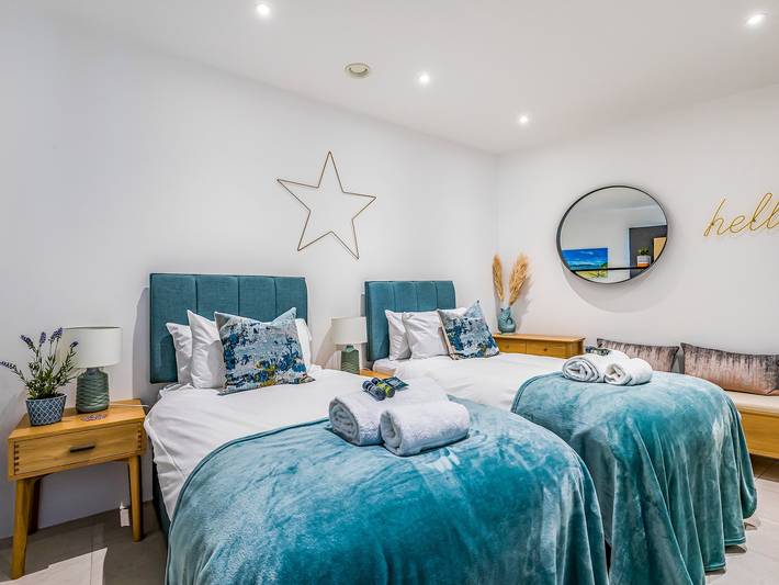 Entire apartment, Modern 2 Bedroom City Apartment With Parking - Pass the Keys in Chichester, West Sussex