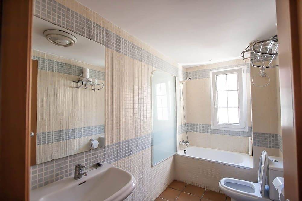 Entire apartment, Sierra Nevada Apartament: along the chair lift, sunny, with a swimming pool in Sierra Nevada Ski Resort, Monachil