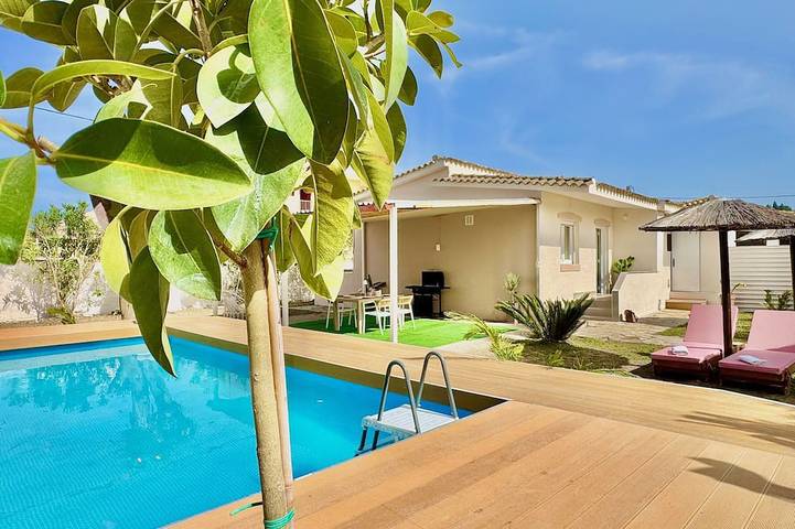 Villa for 6 people, with balcony and garden as well as pool in Sidari