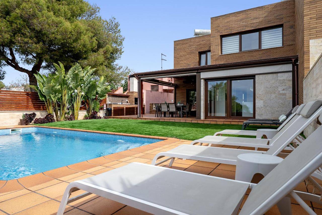 Villa Preciosa con picina cerca de la playa in Villanueva y Geltrú, Garraf