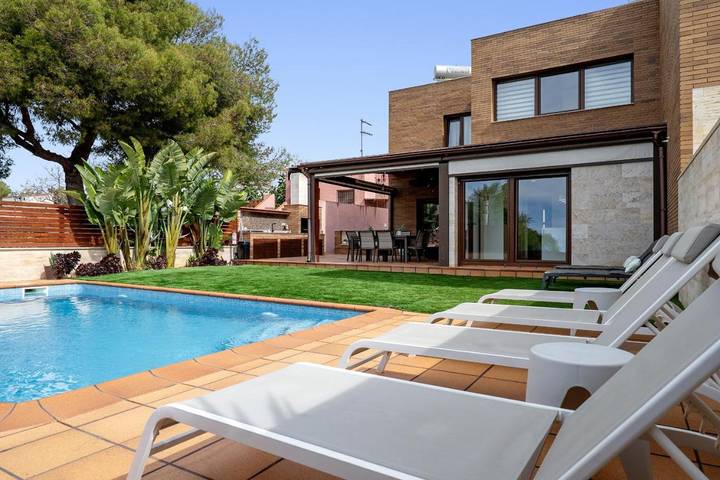 Villa voor 6 personen, with Whirlpool and Terras as well as Tuin and Zwembad in Vilanova i la Geltrú