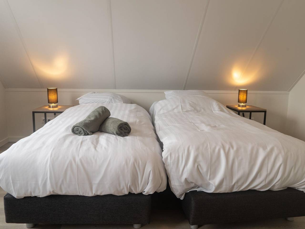 Lakeview villa met zwem- en vissteiger in Bernisse, Nederlandse Noordzeekust