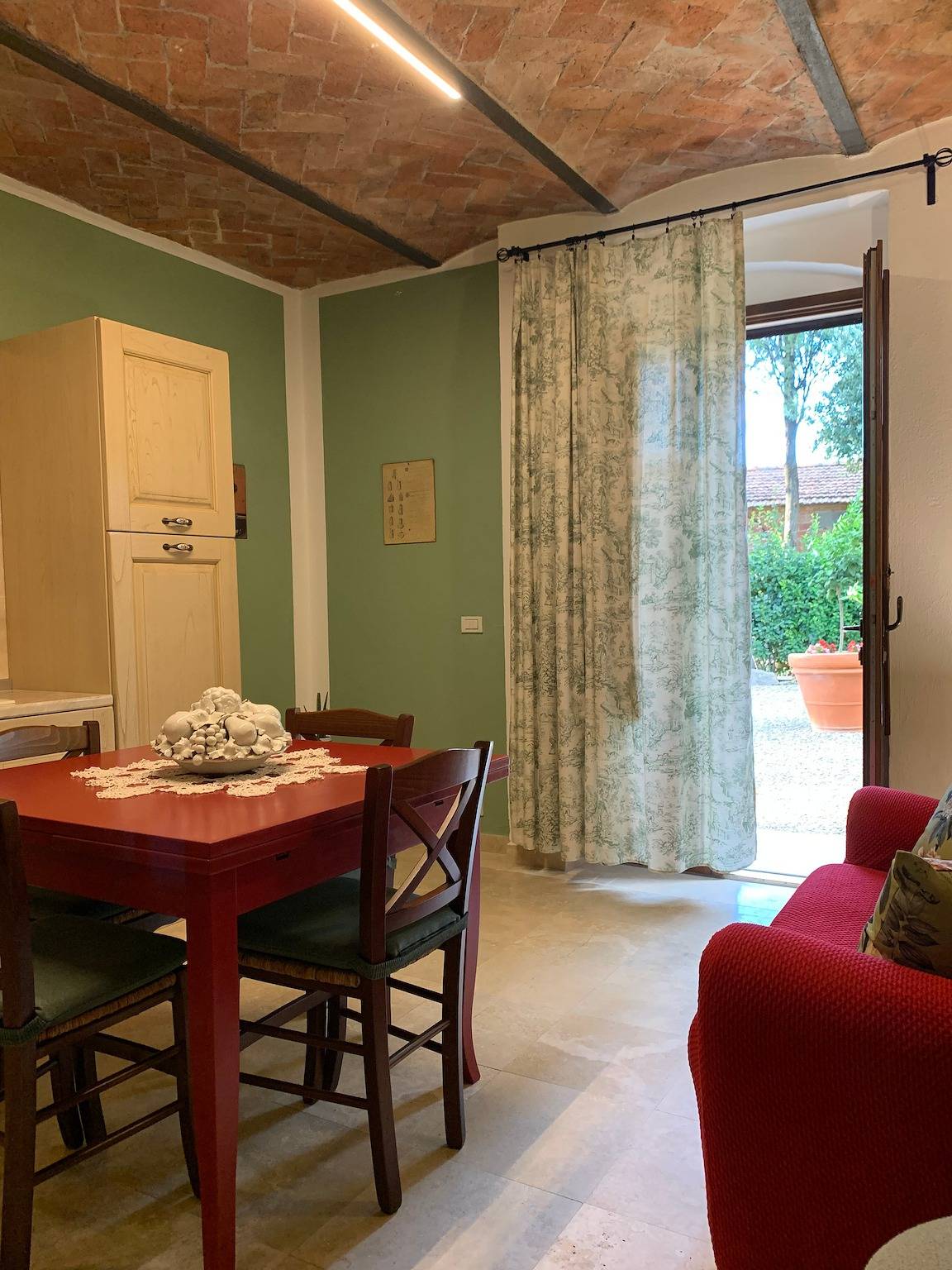 Entire apartment, Agriturismo Santa Luce – 'Lavanda' Apartment with Shared Pool, Private Garden and Wi-Fi in Foiano della Chiana, Arezzo Province
