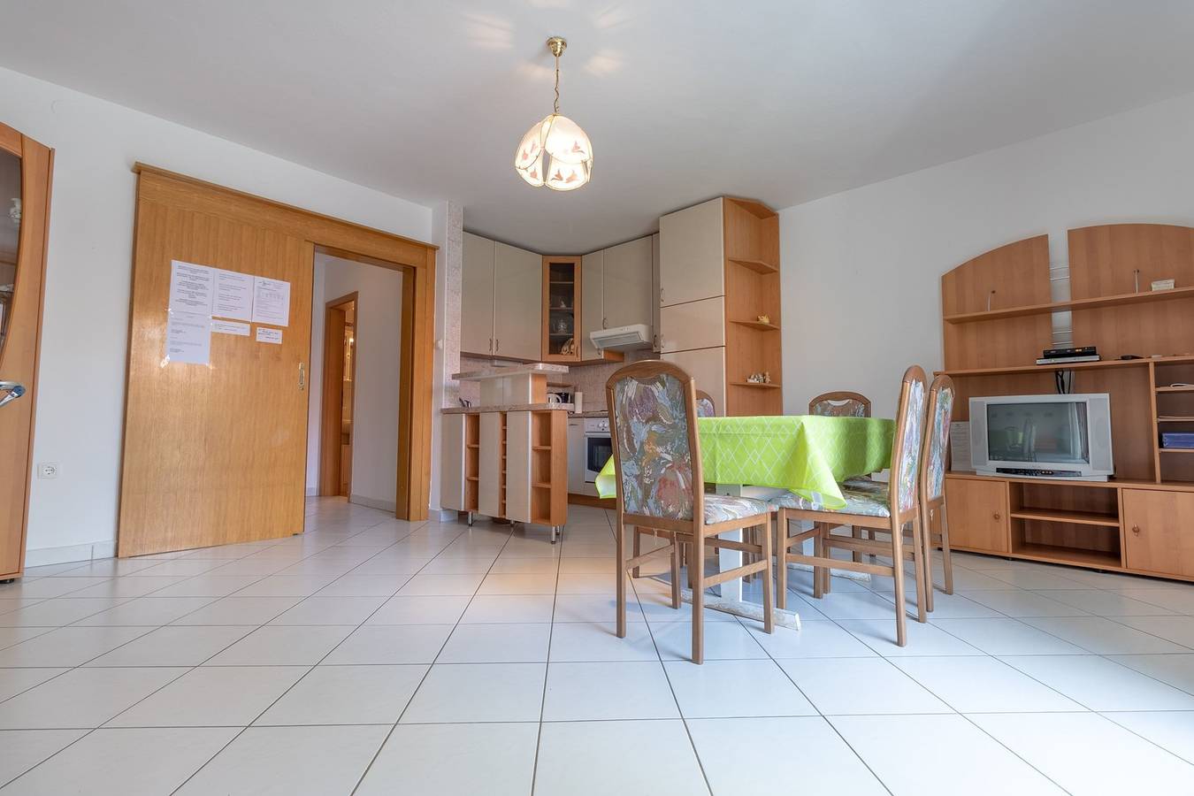 Ganze Wohnung, Apartment für zwei Personen mit Blick auf die Stadt. in Baska, Krk
