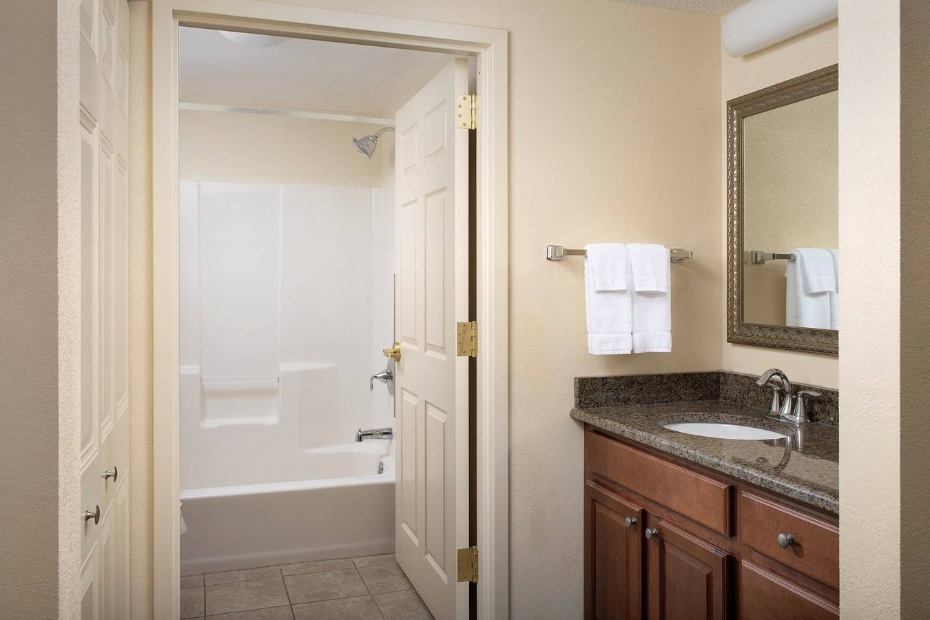 Ganzes Studio, Staybridge Suites North Brunswick in North Brunswick Township, New Jersey