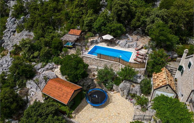 Geräumige 99 m² große Wohnung mit Pool, WLAN und Küchenausstattung in Dubrovnik-Neretva