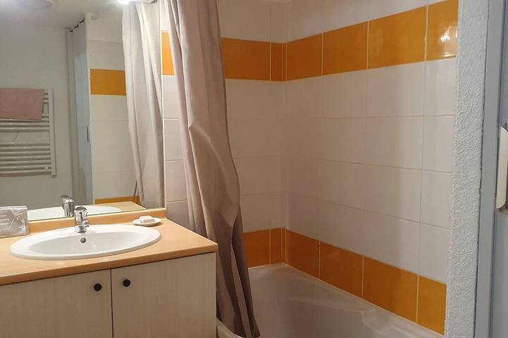 Entire apartment, 🌟Charming apartment for 4–6 people with parking, a pool, and a terrace with a magnificent view - Arreau🌟 in Arreau, French Pyrenees