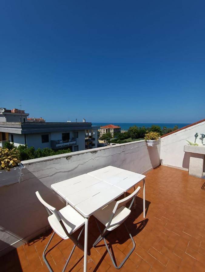 Appartamento per 2 persone, con terrazza e panorama nonché giardino a Montesilvano