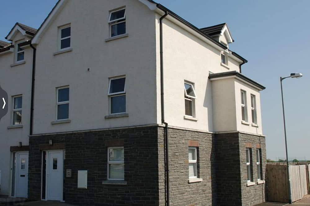 Beautiful Spacious House with Hot Tub & Sauna, Near the Beach! in Portstewart, Grafschaft Londonderry