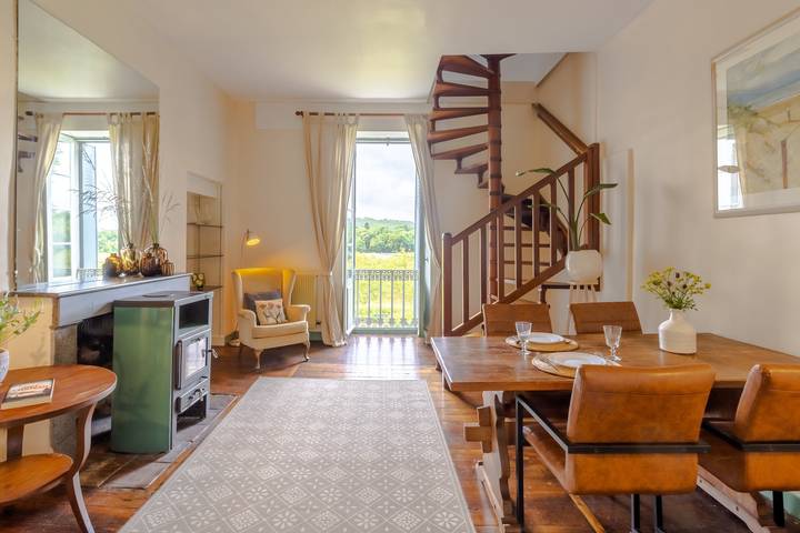 La Barge – Charming Apartment with Shared Pool in the Heart of the Castle in La Boissière-d'Ans, Périgord Blanc