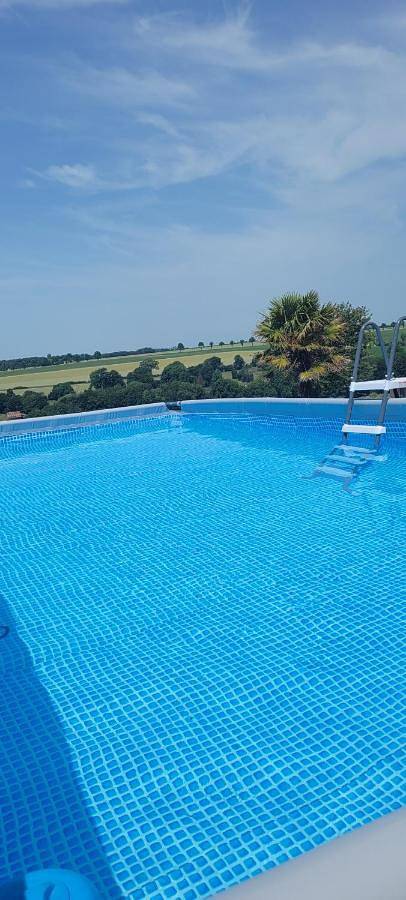 Location de vacances pour 6 personnes, avec piscine ainsi que jardin et vue dans Neuilly-l'Hôpital