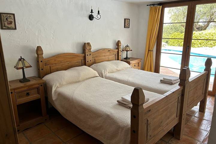 Cozy rustic mountain villa: private pool, stunning views, sleeps 6 in Casarabonela, Sierra de las Nieves