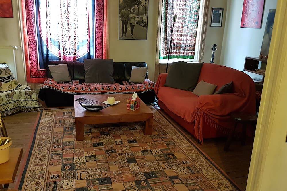 Large character house with terrace and garden in the city center. in Cherbourg-Octeville, Cherbourg-en-Cotentin