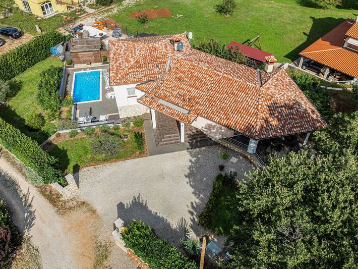 Location de vacances pour 8 personnes, avec Balcon ainsi que Jardin et Piscine à Labin