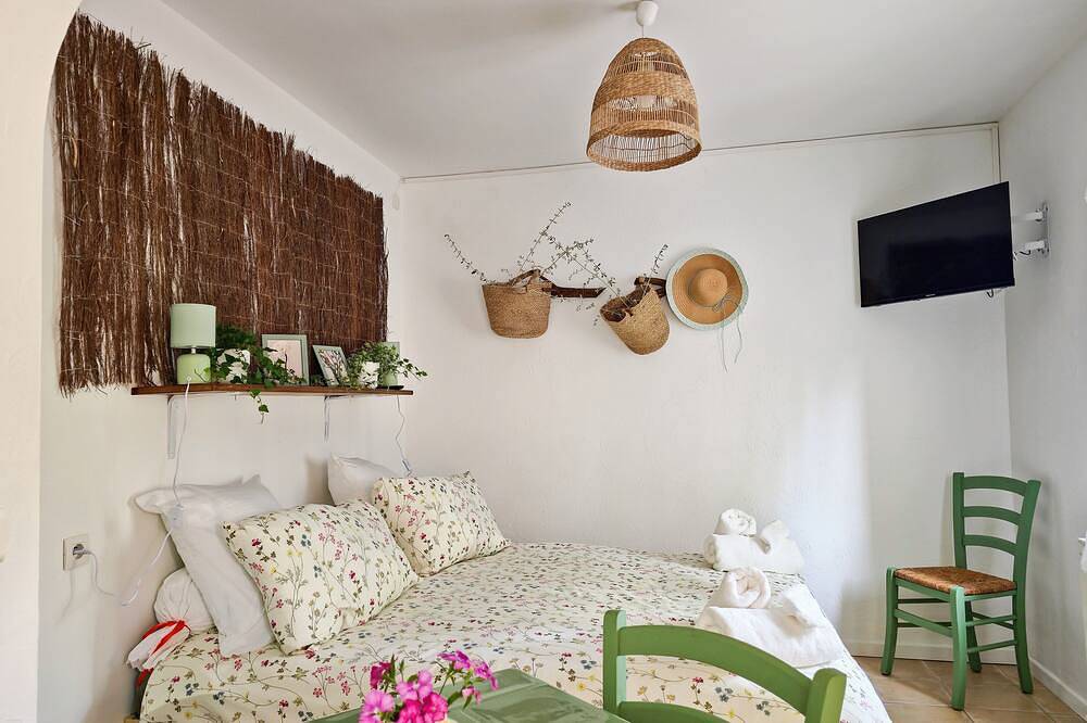 Entire apartment, Villa Léonfine \"champ fleuri\" gite in Le Cannet-des-Maures, Draguignan region