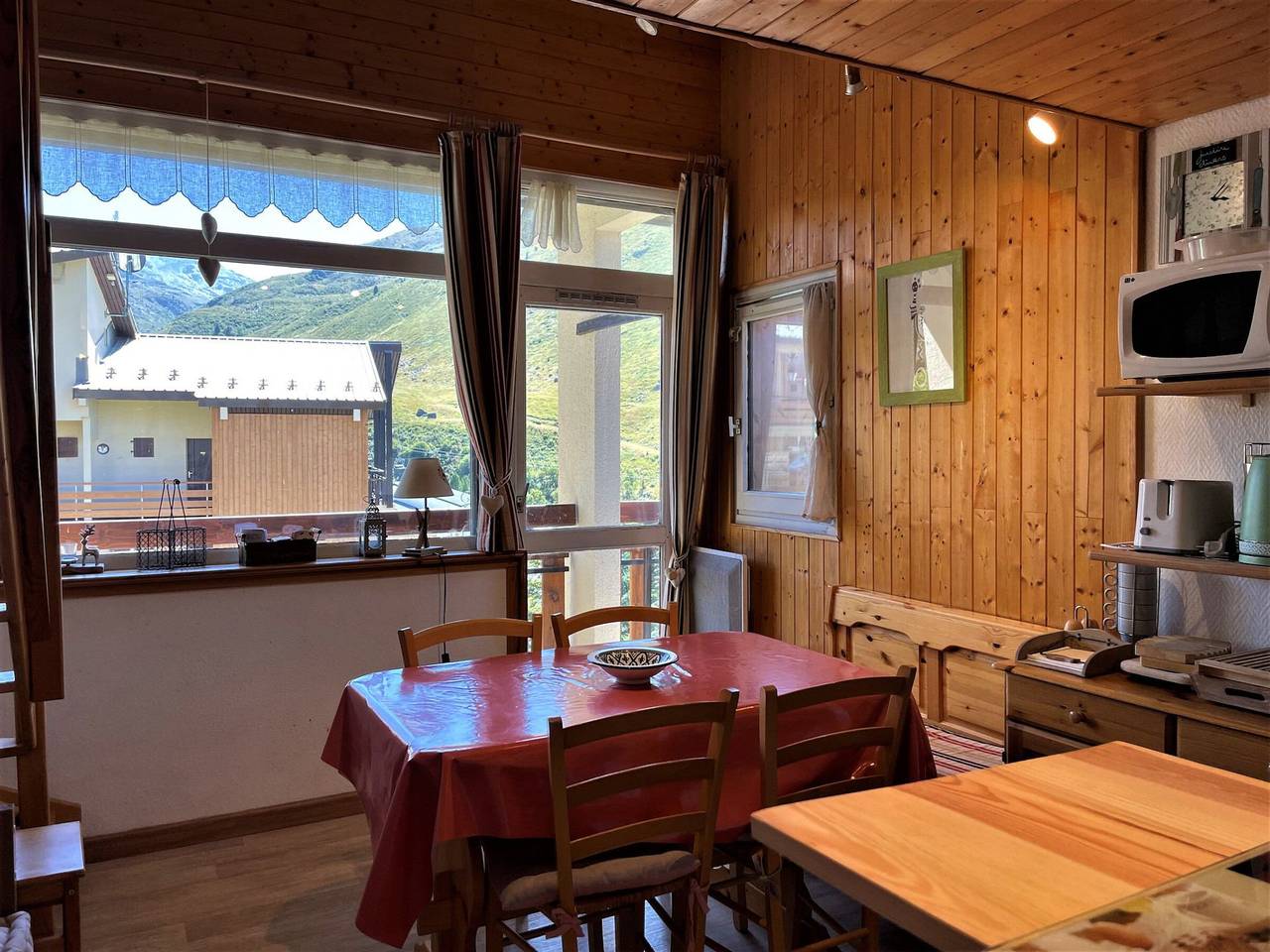 Ganze Wohnung, Gemütliche Wohnung für 6 mit Mezzanin, ausgestatteter Küche und Parkplatz in Les Menuires, Saint-Martin-de-Belleville