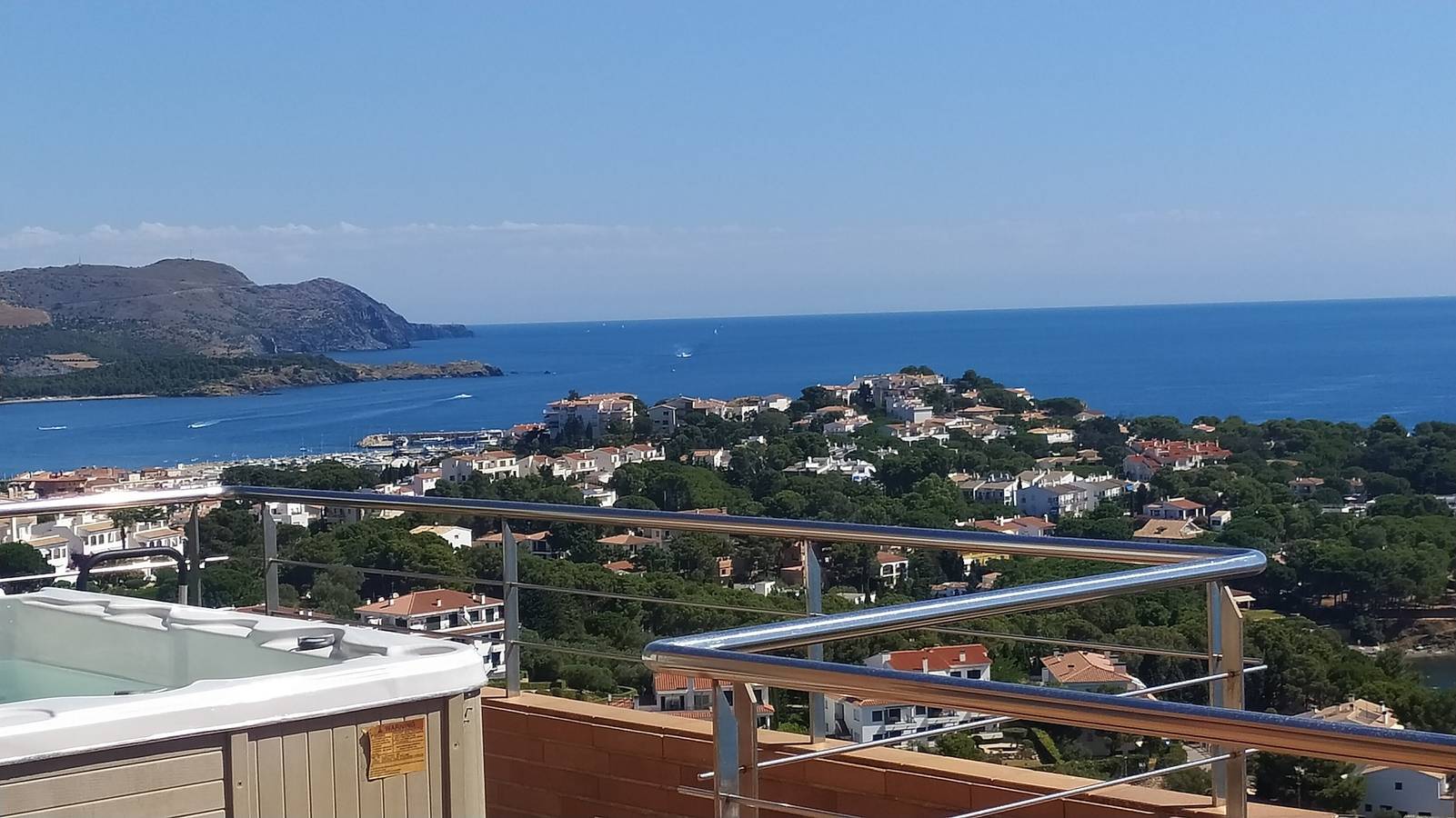 Ático con increíbles vistas al mar & Jacuzzi in Llansá, Alt Empordà