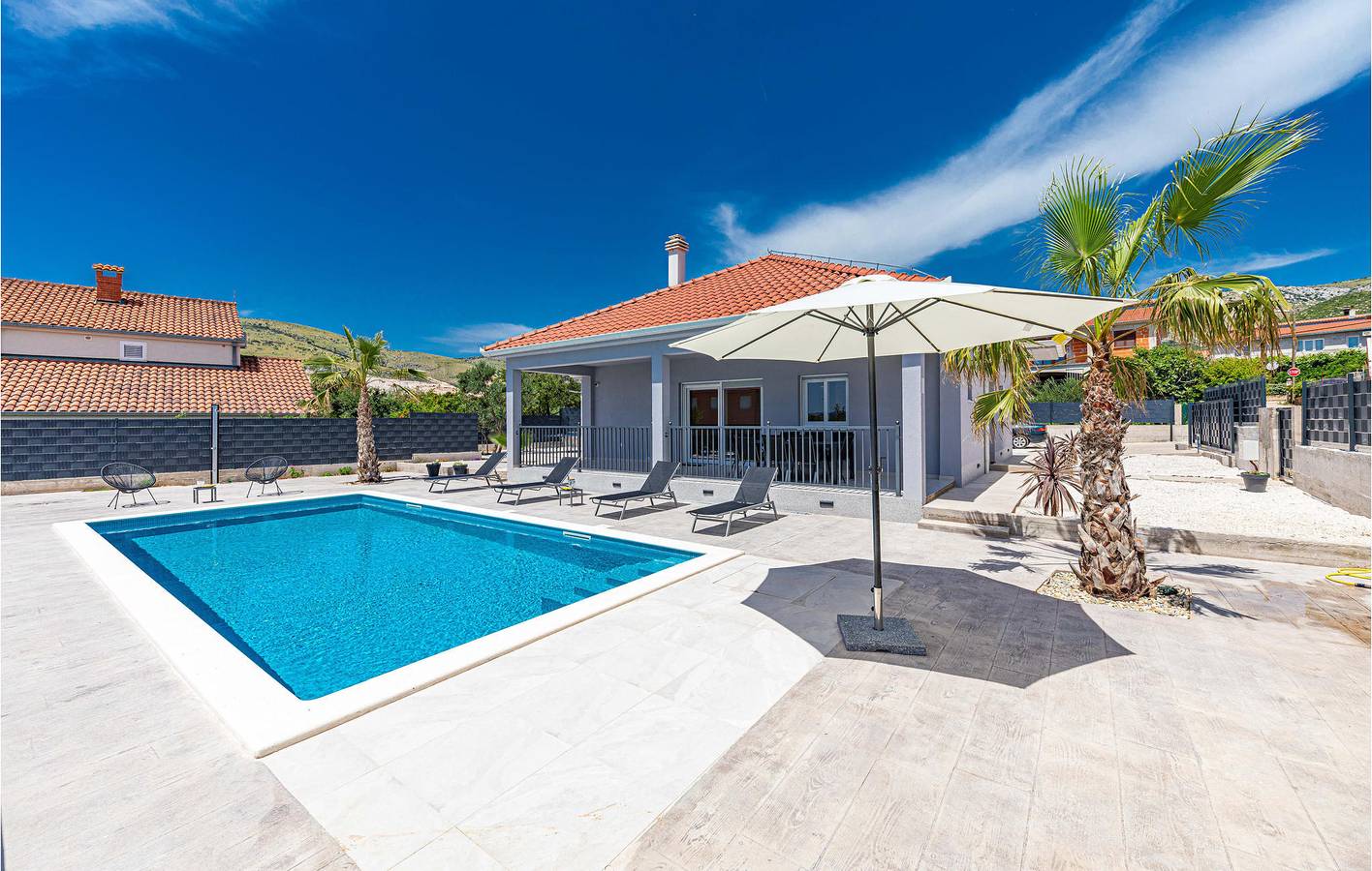 Moderne 2-Zimmer-Wohnung mit Pool und Terrasse, WLAN und Klimaanlage in Plano (Kroatische Adria), Split-Dalmatien