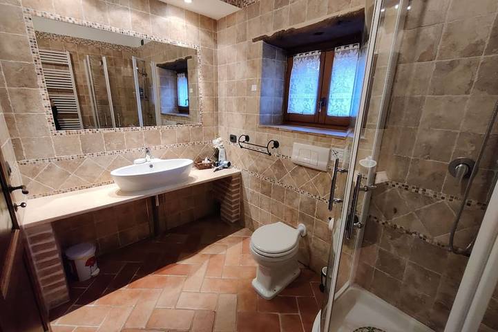 Elegant country barn in Cortona 2bed2bath with shared pool & gorgeous gardens in Scanizza, Tuoro sul Trasimeno