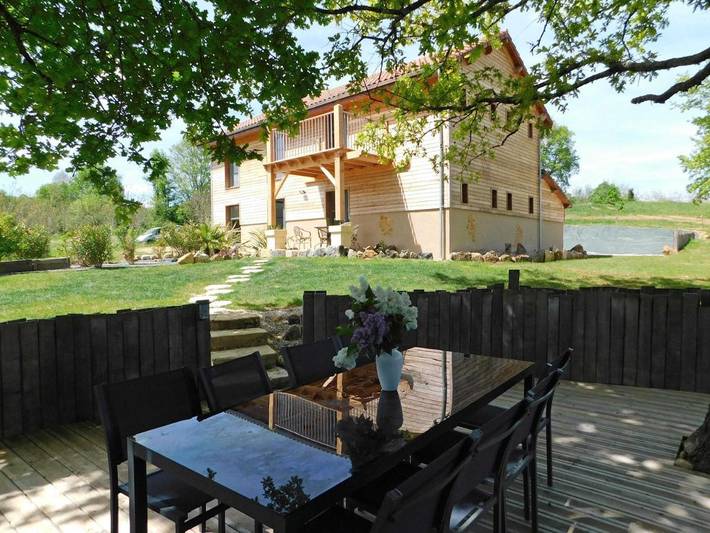 Location de vacances pour 8 personnes, avec Balcon et Jacuzzi ainsi que Terrasse et Jardin à Veyrines-de-Domme