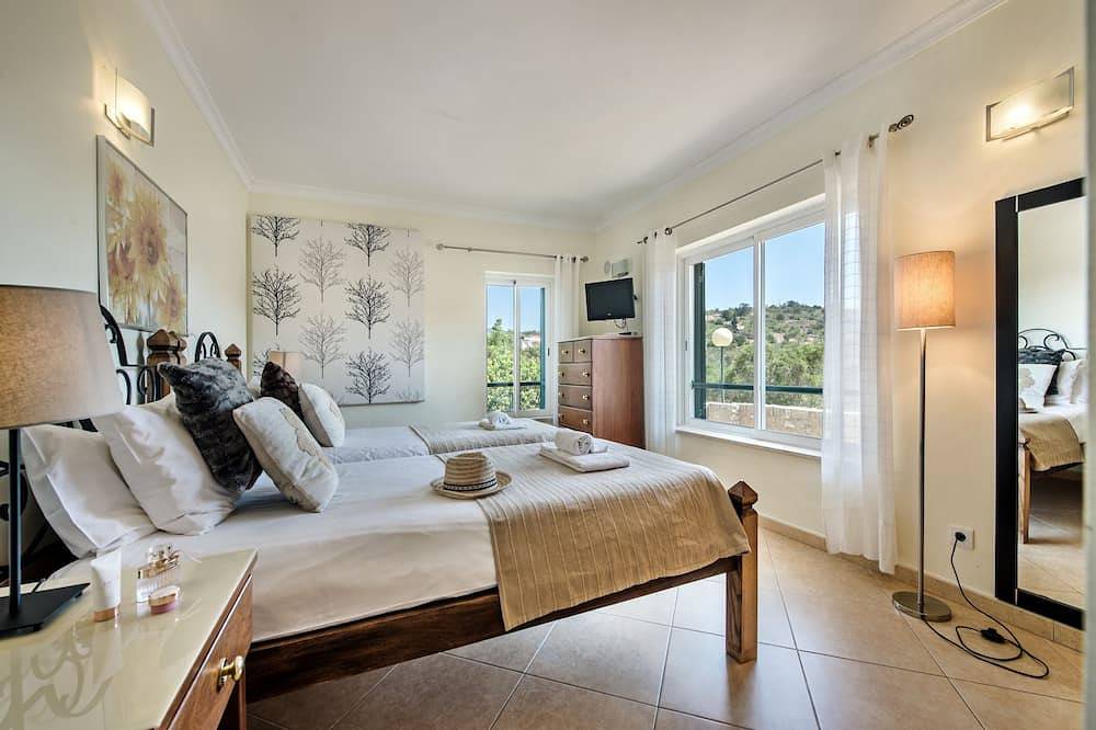 Villa with Heated Pool, Tennis Court, Jacuzzi, Games Room, Wifi and Ac in Moncarapacho, Parque Natural da Ria Formosa