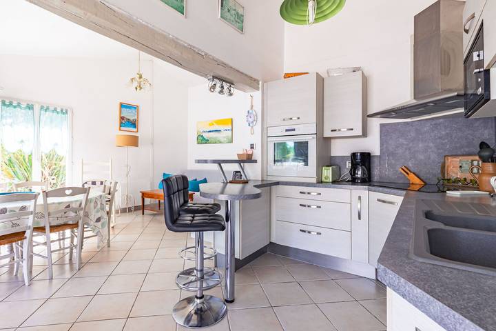 Villa « Charmante Maison Piscine et Nature » avec piscine, terrasses et jardin privés in Le Château-d'Oléron, Côte de Beauté