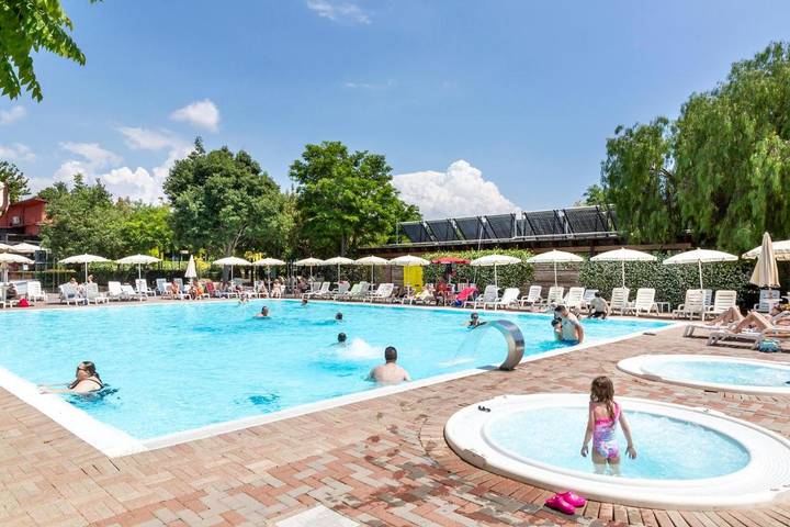 Ferielandsby for 3 personer, Jacuzzi og Terrasse i tillegg til Hage og Badebasseng i Roma