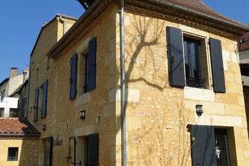 Location de vacances pour 8 personnes, avec terrasse ainsi que jacuzzi et jardin à Couze-et-Saint-Front