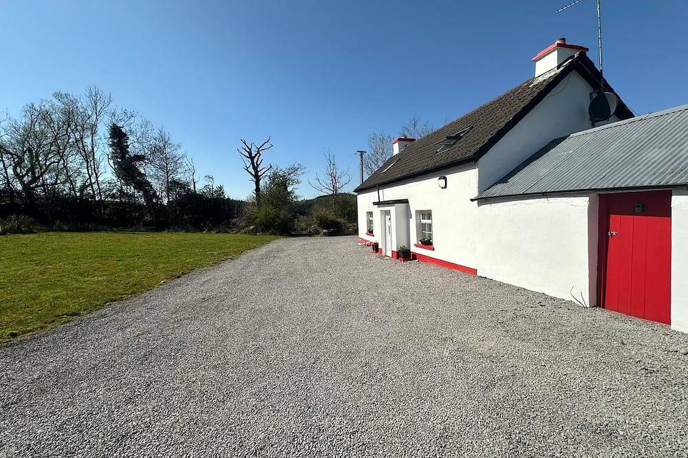 Lovingly restored 19th-century Bluestack Mountain farm-cottage hideaway in Eanymore Electoral Division, Donegal