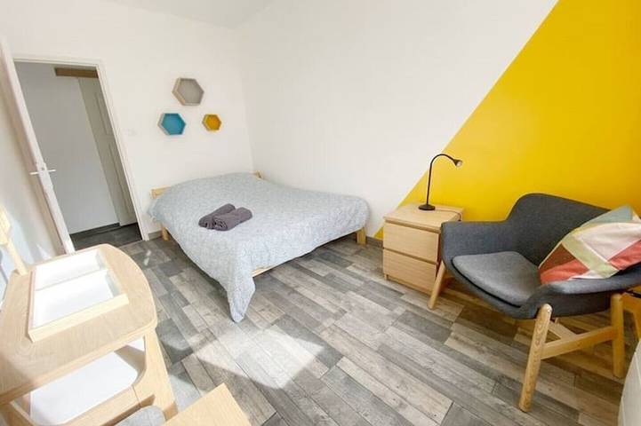 Entire apartment, 021 Stylish & Cozy Large Apartment 84 m² In The Heart Of The City Center With WIFI, Smart TV, And Netflix in Saint-Étienne, Loire