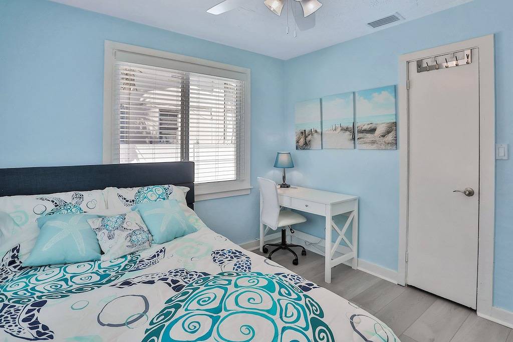 Rare Find, Ocean across street, Ample Parking, Restaurants, Murals in Home! in Daytona Beach, Florida