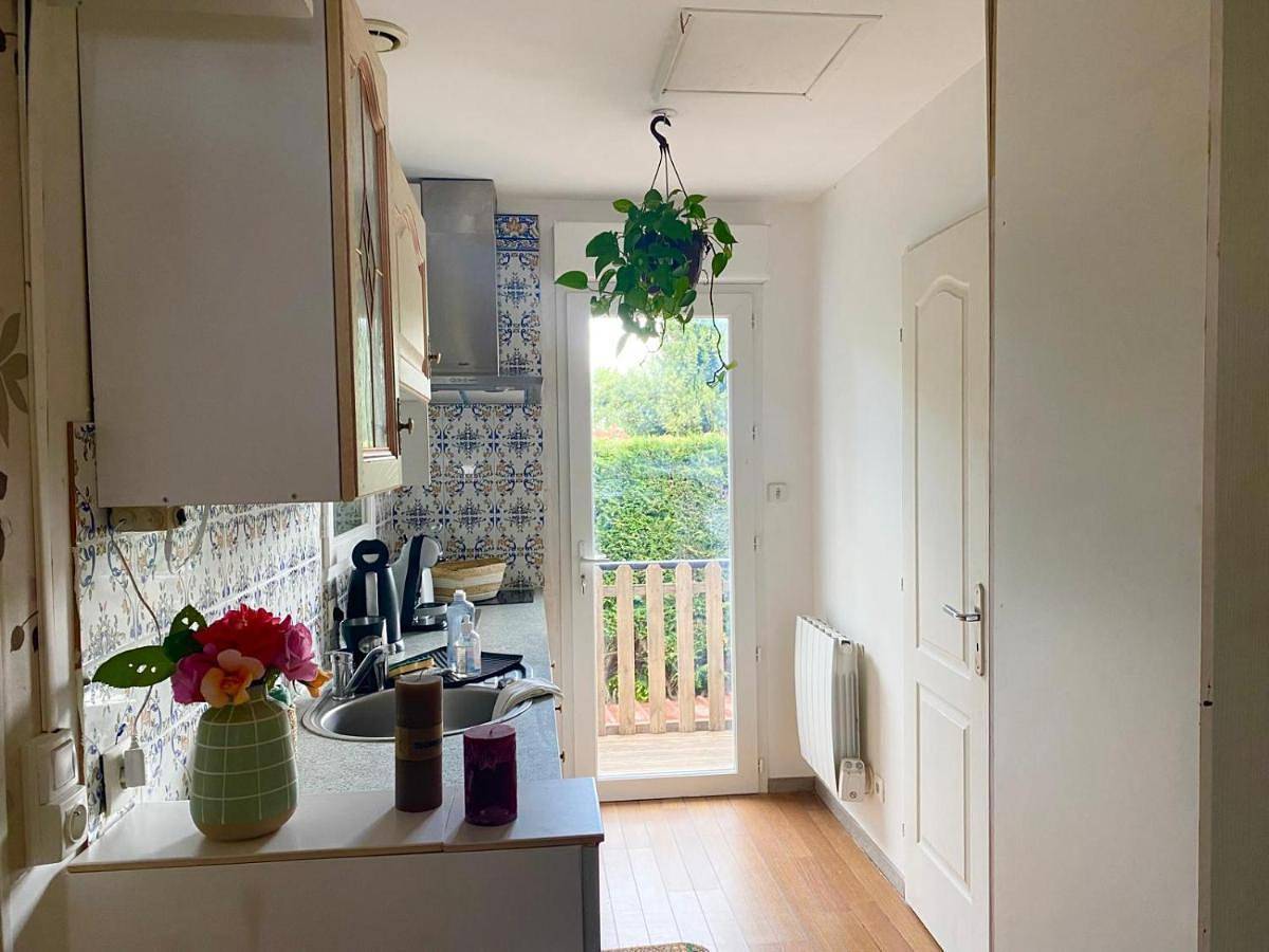 Double Room with Private Bathroom in Saint-Denis-de-Pile, Région de Libourne