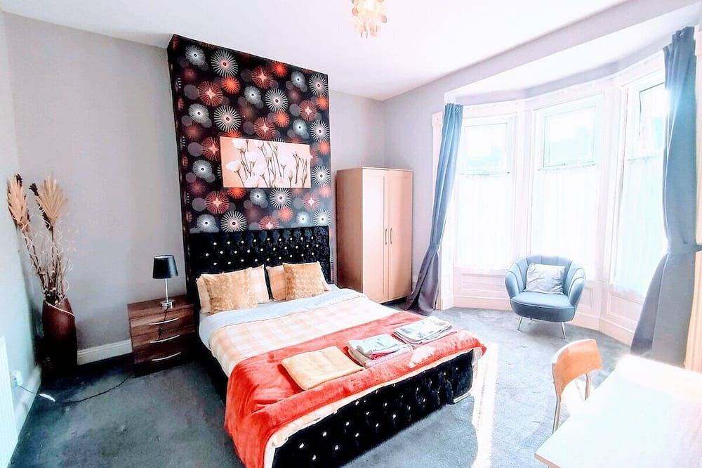 Entire apartment, South Shields Metro is less than 10 min walk away in South Shields, South Tyneside