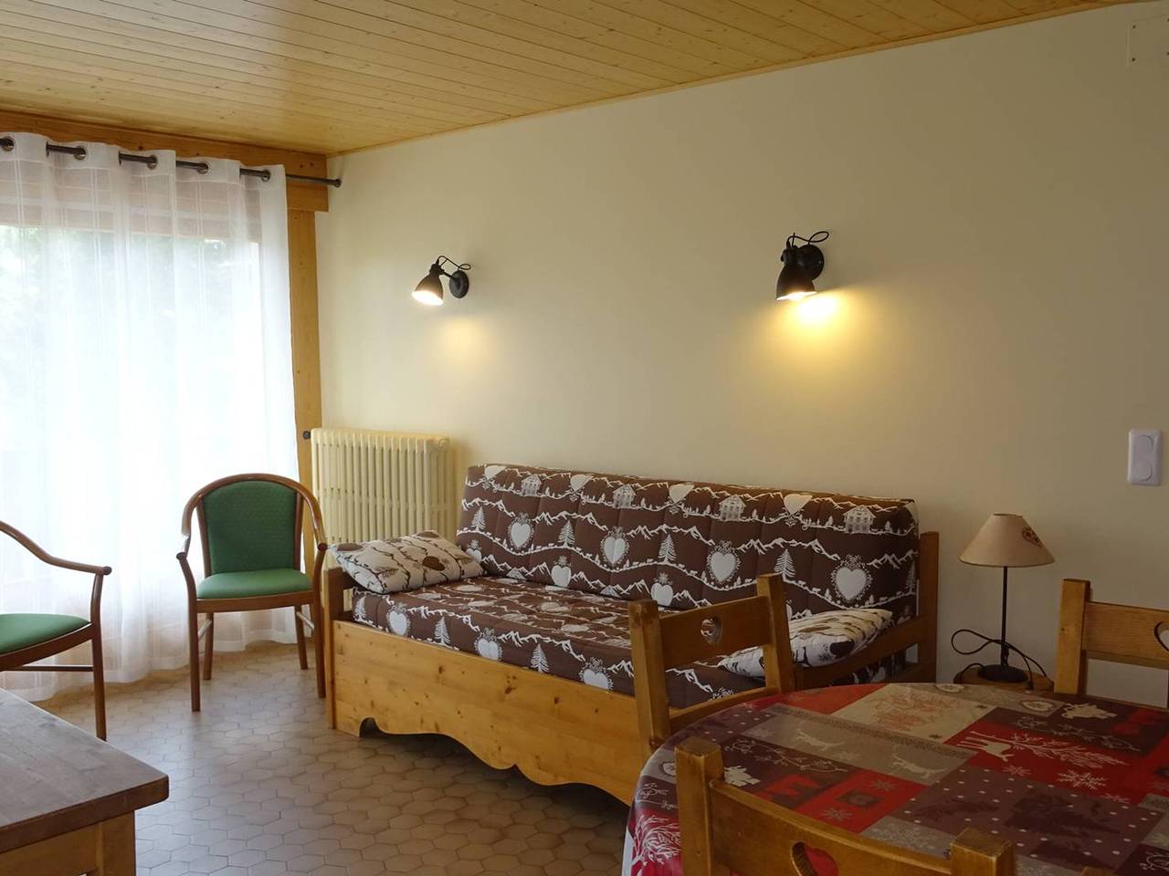 Entire apartment, Modern 2-Bed Ski Apartment, Central Location, Wifi, Garage, Sleeps 6 in Les Gets, Les Portes du Soleil