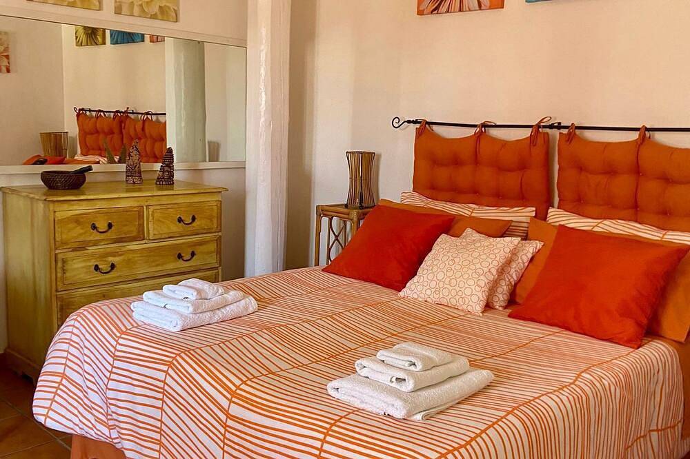 Casa Mare Holiday, with private terrace and view of Pozzallo harbor in Pozzallo, Province de Ragusa