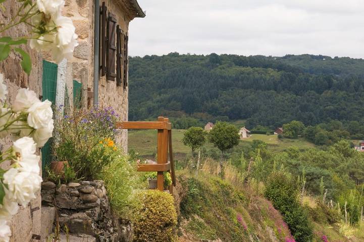 Casita en Corrèze | Wifi, TV, terraza y barbacoa, espacios verdes privados. in Puy-d'Arnac, Brive-la-Gaillarde region