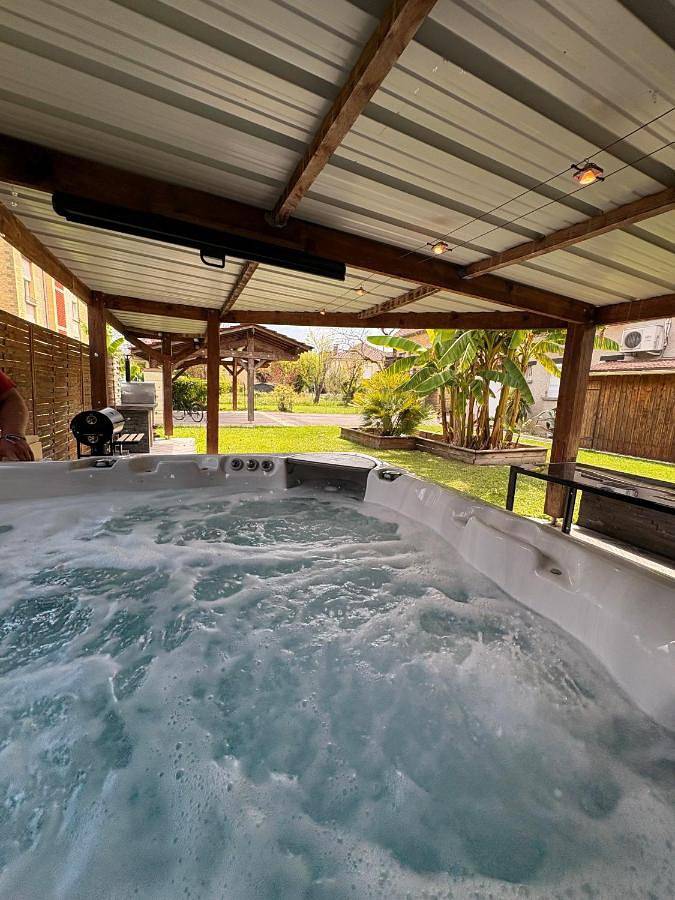 Villa pour 8 personnes, avec jacuzzi ainsi que jardin et terrasse, animaux acceptés à Sarlat-la-Canéda