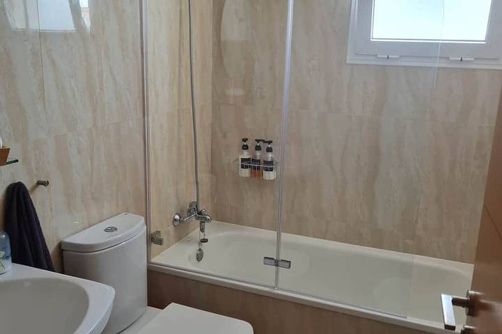 Apartamento entero, 🌴 **Luxury Coastal Getaway – 2 Bed, 2 Bath Apartment with Pool Views** 🌴 in San Luis de Sabinillas, Manilva