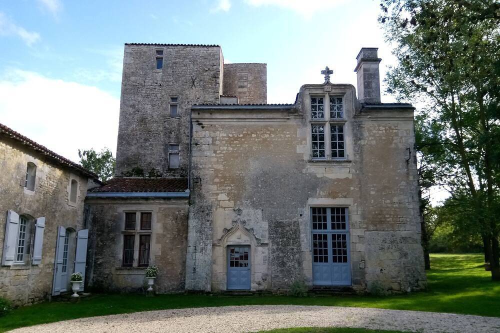 Château de Champdolent du Xiv ° de Marie de Valois , fille de Charles Vii in Champdolent, Région de Saint-Jean-d'Angély