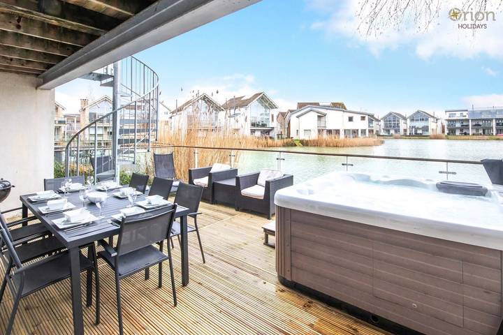 Cottage for 10 people, with balcony and hot tub in The Cotswolds