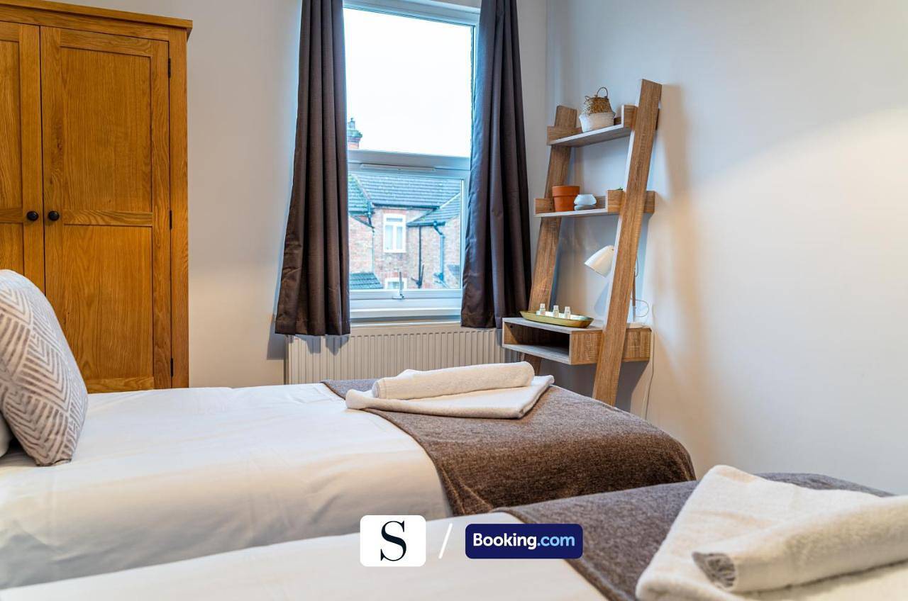 The Salisbury Large Executive House By Silva Short Lets & Serviced Accommodation Bedford With Free Wifi & Courtyard Garden in Bedford