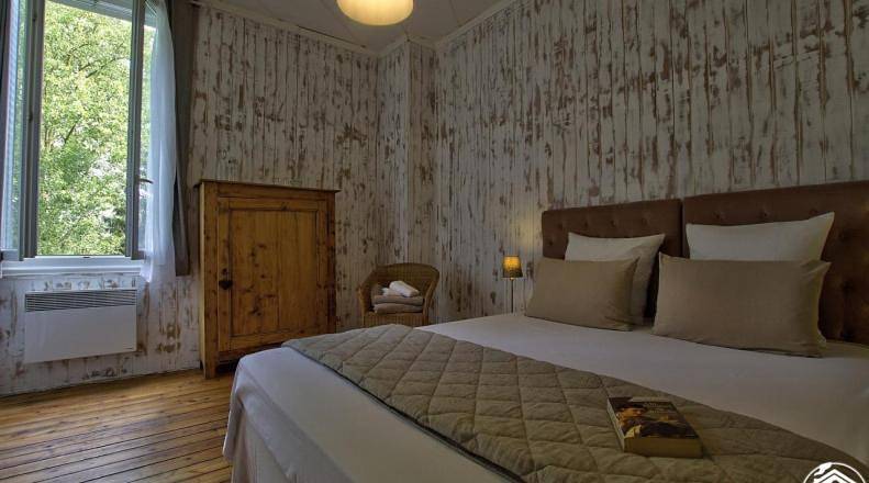 Chambre d’hôte pour 4 personnes, avec balcon ainsi que jardin et vue à Jayat