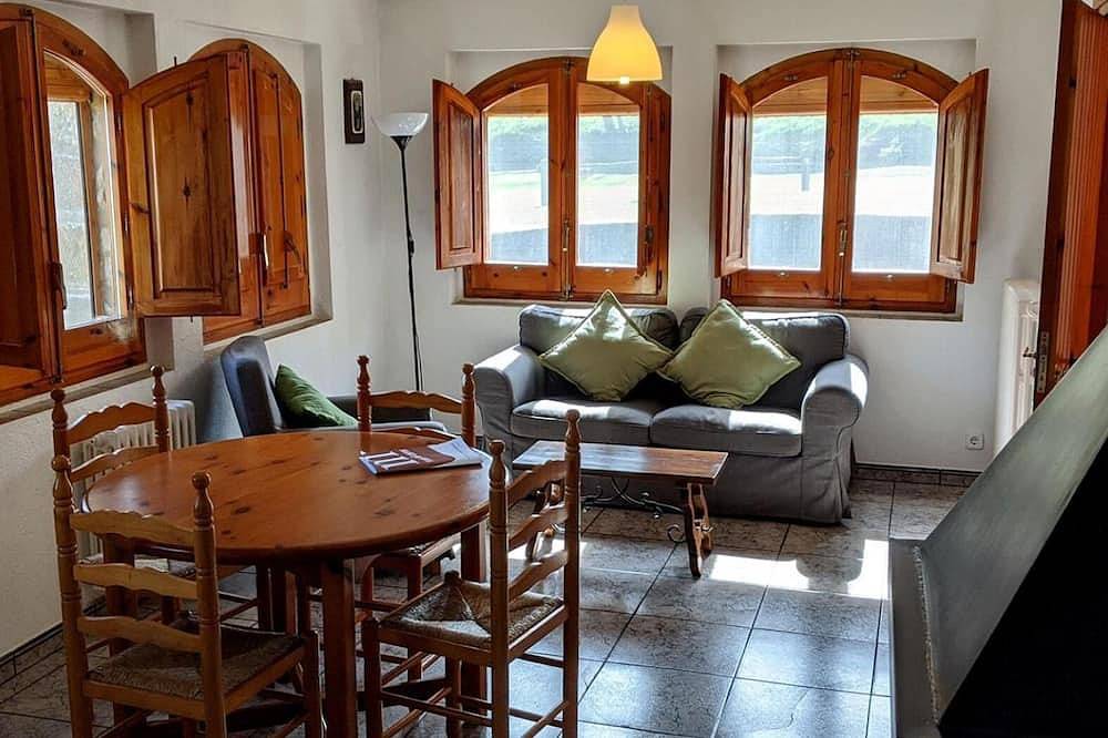 Casa rural 'Mas El Carrer - Baixos' con vistas a la montaña, piscina compartida y Wi-Fi in Santa Pau, Parc Natural de Zona Volcànica de la Garrotxa