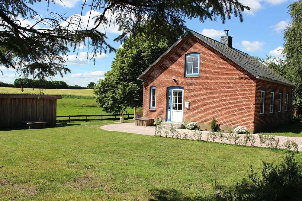 Ferienhaus mit Garten und Terrasse in ruhiger Lage, Ostsee 3 km entfernt. in Esgrus, Schleswig-Flensburg