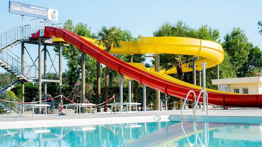 Resort per 5 persone, con Idromassaggio e Piscina per bambini nonché Piscina a Caorle