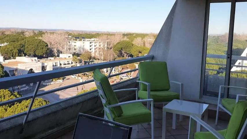 Gîte pour 9 personnes, avec Terrasse et Piscine dans Office De Tourisme La Grande Motte