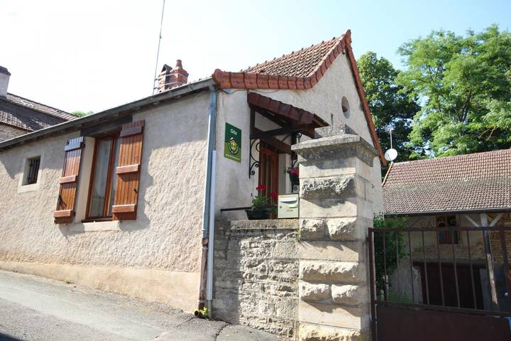 Gîte pour 4 personnes, avec jardin et terrasse à Salornay-sur-Guye